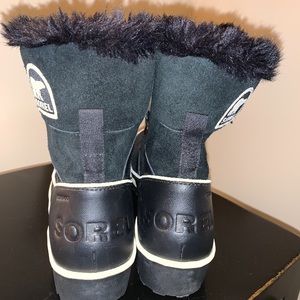 Snow boots